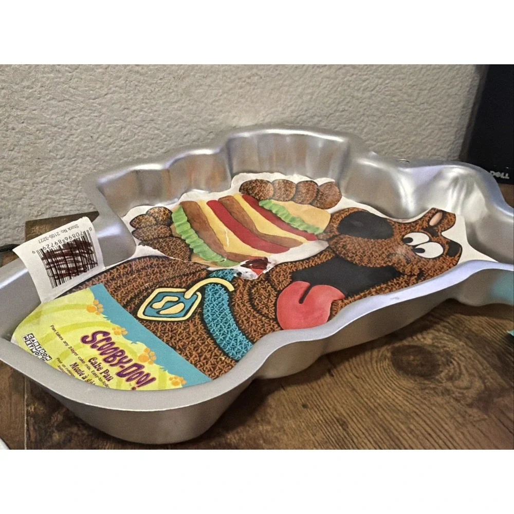 WILTON SCOOBY DOO CAKE PAN 2105-3227 Baking Mold Eating Sandwich Dog Scooby